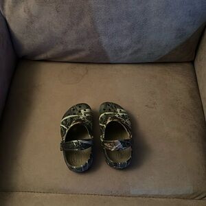 Boys size 8 Crocs, only worn a couple times. In great condition!